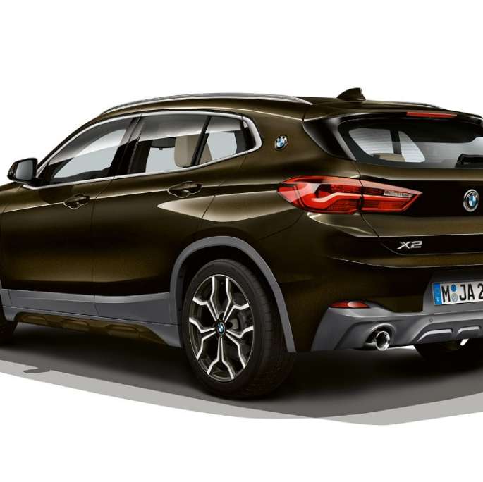 Vista posteriore a tre quarti della BMW X2 sDrive20i versione M Sport X F39 BMW X2 sDrive20i versione M Sport X 2018 F39 Sparkling Storm brilliant effect vista posteriore a tre quarti