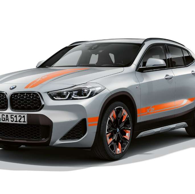 Vista anteriore a tre quarti della BMW X2 Versione Edition M Mesh F39 BMW X2 Versione Edition M Mesh 2020 F39 Brooklyn Grey Vista anteriore a tre quarti