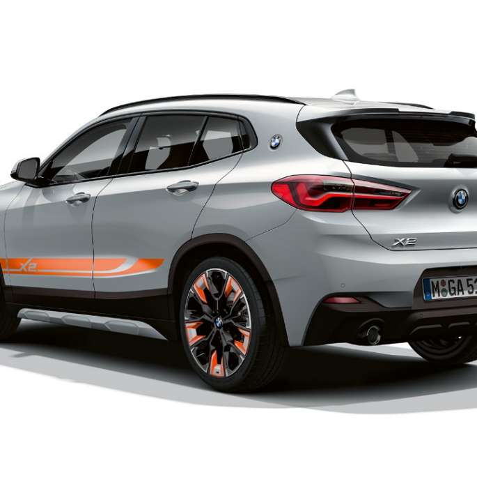 Vista posteriore a tre quarti della BMW X2 Versione Edition M Mesh F39 BMW X2 Versione Edition M Mesh 2020 F39 Brooklyn Grey Vista posteriore a tre quarti