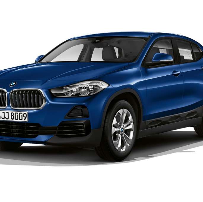 Vista anteriore a tre quarti della BMW X2 sDrive20i versione Advantage BMW X2 sDrive20i versione Advantage 2018 F39 Mediterranean Blue metallizzato vista anteriore a tre quarti