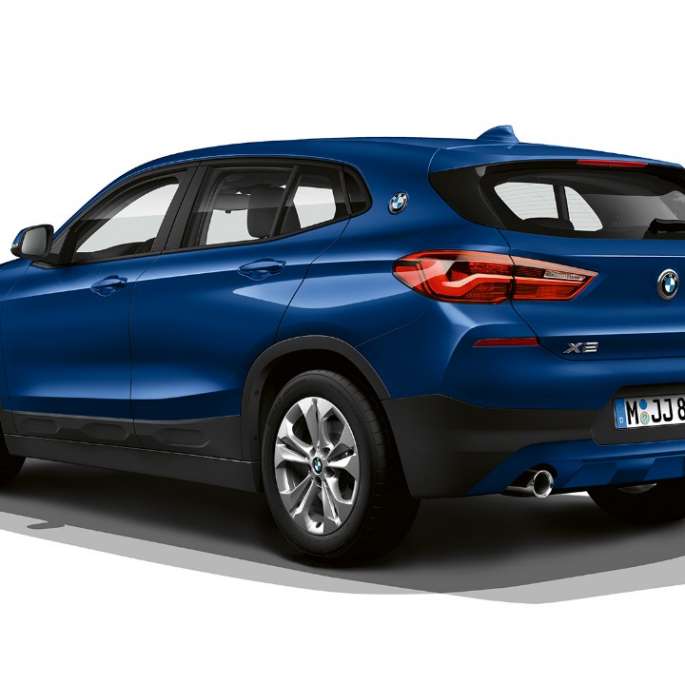Vista posteriore a tre quarti della BMW X2 sDrive20i Versione Advantage BMW X2 sDrive20i versione Advantage 2018 F39 Mediterranean Blue metallizzato vista posteriore a tre quarti