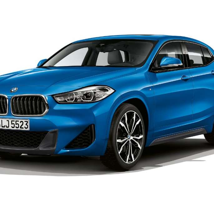 Vista anteriore a tre quarti della BMW X2 sDrive20i versione M Sport BMW X2 sDrive20i versione M Sport 2018 F39 Misano Blue metallizzato vista anteriore a tre quarti