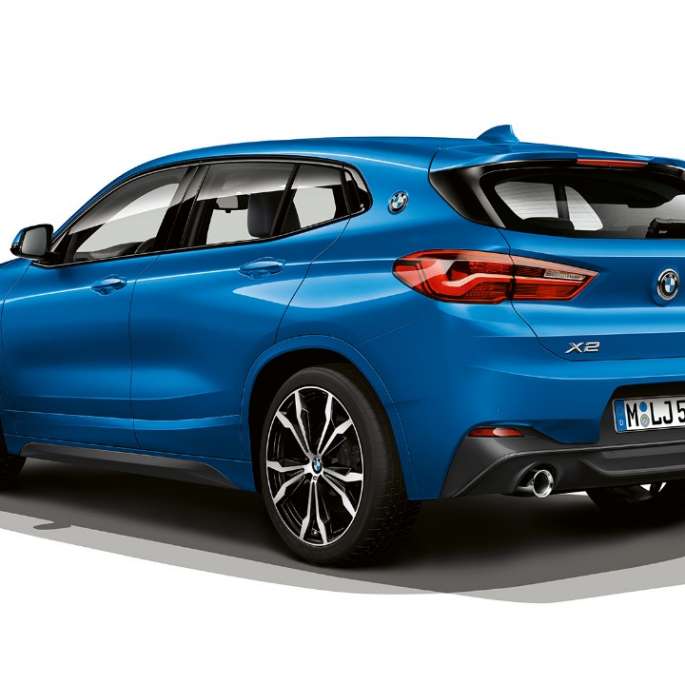 Vista laterale a tre quarti della BMW X2 sDrive20i versione M Sport BMW X2 sDrive20i versione M Sport 2018 F39 Misano Blue metallizzato vista laterale a tre quarti