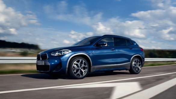 BMW X2 xDrive25e F39 ibrida Plug-in vista laterale a tre quarti in movimento BMW X2 xDrive25e F39 ibrida Plug-in vista laterale a tre quarti in movimento su strada