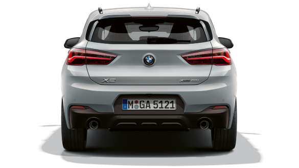 Vista posteriore della BMW X2 SUV F39 Vista posteriore della BMW X2 SUV 2020 F39 Brooklyn Grey