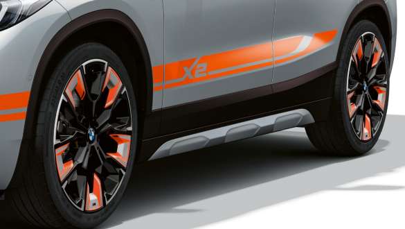 Fascione laterale della BMW X2 SUV F39 Fascione laterale BMW X2 SUV 2020 F39 Brooklyn Grey vista laterale a tre quarti