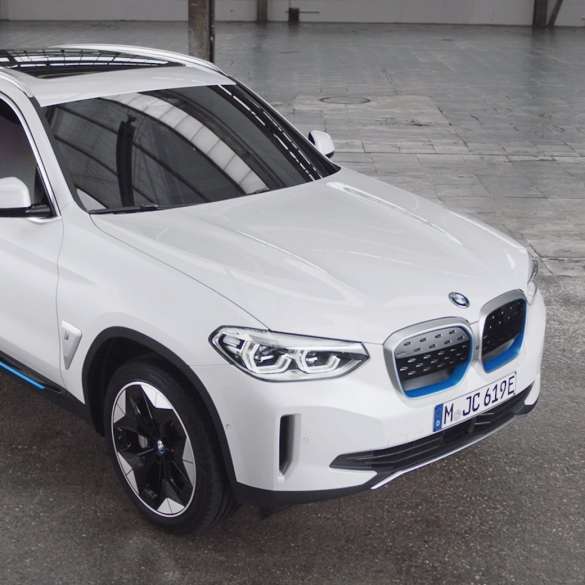 Nuova BMW iX3 G08 design degli esterni video Nuova BMW iX3 G08 2020 Mineral White metallizzato design degli esterni video
