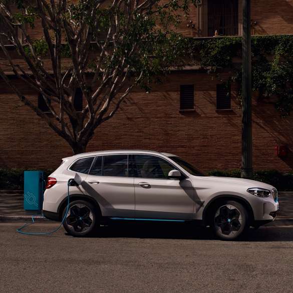 High-Power Charging della Nuova BMW iX3 G08 vista laterale presso una stazione di ricarica pubblica High-Power Charging della Nuova BMW iX3 G08 2020 Mineral White metallizzato vista laterale presso una stazione di ricarica pubblica