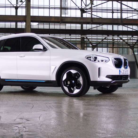 Nuova BMW iX3 G08 connettività video Nuova BMW iX3 G08 2020 Mineral White metallizzato connettività video