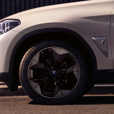 Cerchi aerodinamici della BMW iX3 G08 primo piano ruota Cerchi aerodinamici della BMW iX3 G08 2020 Mineral White metallizzato primo piano ruota esterni