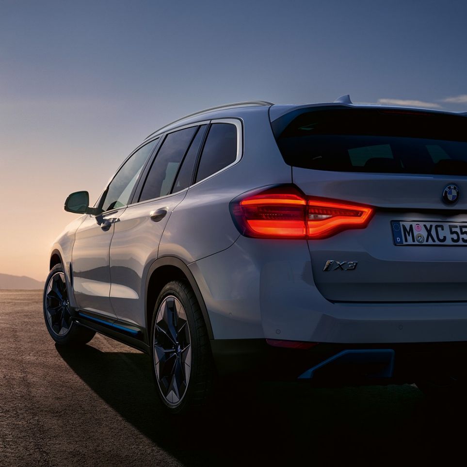 BMW iX3 G08 vista posteriore a tre quarti in strada BMW iX3 G08 2020 Mineral White metallizzato, vista posteriore a tre quarti in strada