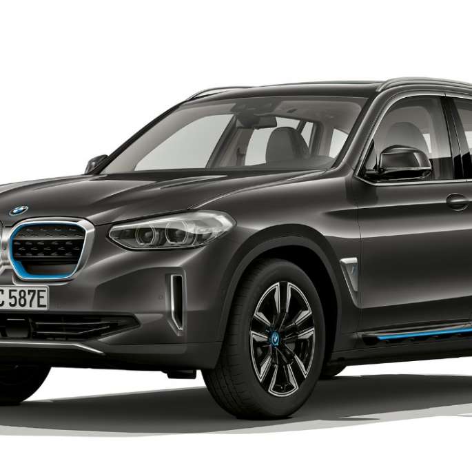 BMW iX3 G08 2020 Versione “Inspiring“ vista anteriore a tre quarti BMW iX3 G08 2020 Versione “Inspiring“ Sophisto Grey brilliant effect vista anteriore a tre quarti