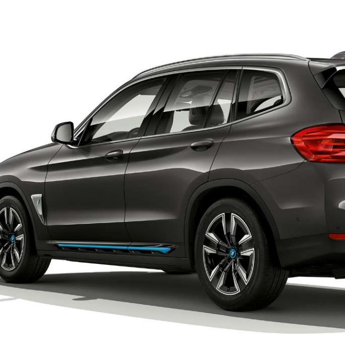 BMW iX3 G08 2020 Versione “Inspiring“ vista posteriore a tre quarti BMW iX3 G08 2020 Versione “Inspiring“ Sophisto Grey brilliant effect vista posteriore a tre quarti