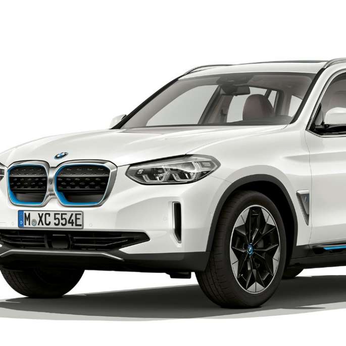 BMW iX3 G08 Versione “Impressive“ vista anteriore a tre quarti BMW iX3 G08 2020 Versione “Impressive“ Mineral White metallizzato vista anteriore a tre quarti