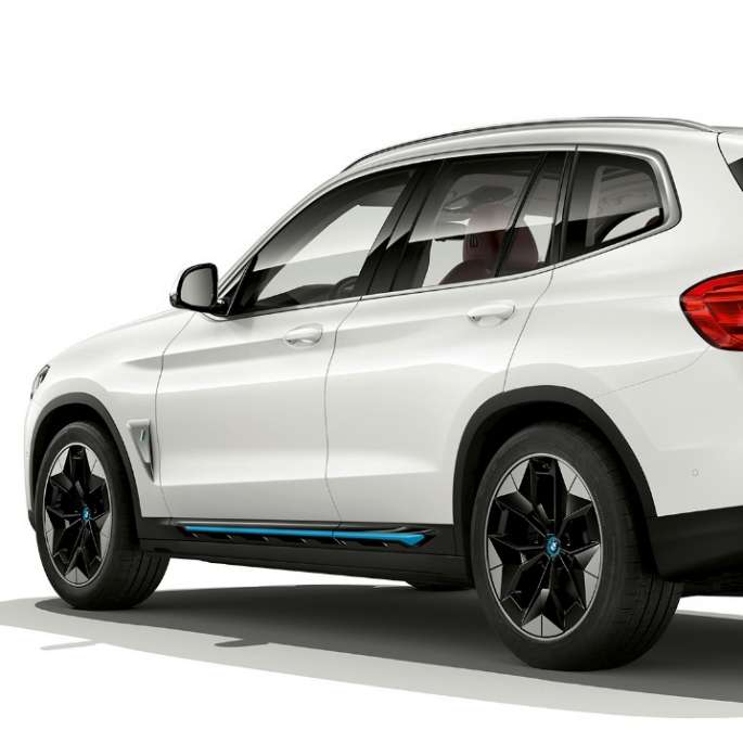 BMW iX3 G08 Versione “Impressive“ vista posteriore a tre quarti BMW iX3 G08 2020 Versione “Impressive“ Mineral White metallizzato vista posteriore a tre quarti