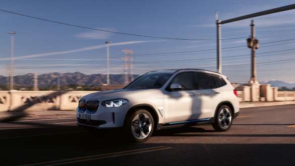 BMW IconicSounds Electric della BMW iX3 G08 BMW IconicSounds Electric della BMW iX3 G08 2020 Mineral White metallizzato in movimento su strada
