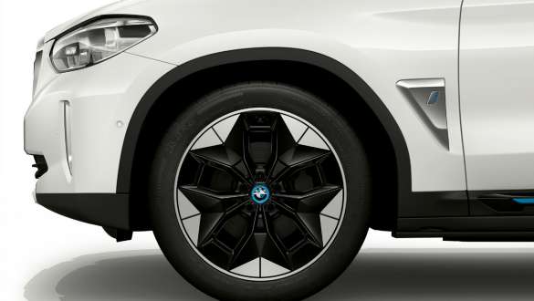 Cerchi aerodinamici da 20“ nº 843 in bicolore della BMW iX3 G08 Cerchi aerodinamici da 20“ nº 843 in bicolore con pneumatici misti delle BMW iX3 G08 2020 Mineral White metallizzato primo piano della ruota