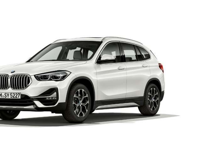 BMW X1, Versione xLine, vista anteriore a tre quarti. BMW X1, Versione xLine, vista anteriore a tre quarti, ripresa in studio fotografico