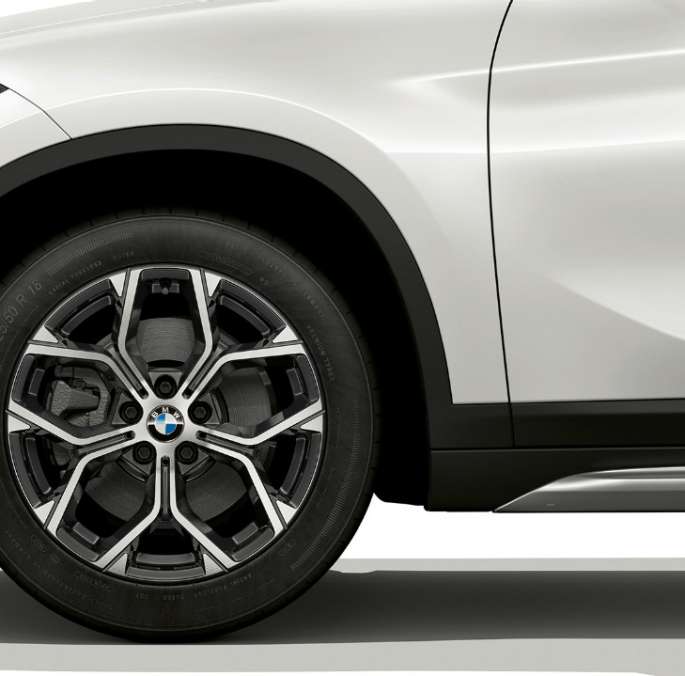 BMW X1, Versione xLine, cerchio in lega leggera BMW X1, Versione xLine, vista laterale con primo piano del cerchio in lega leggera