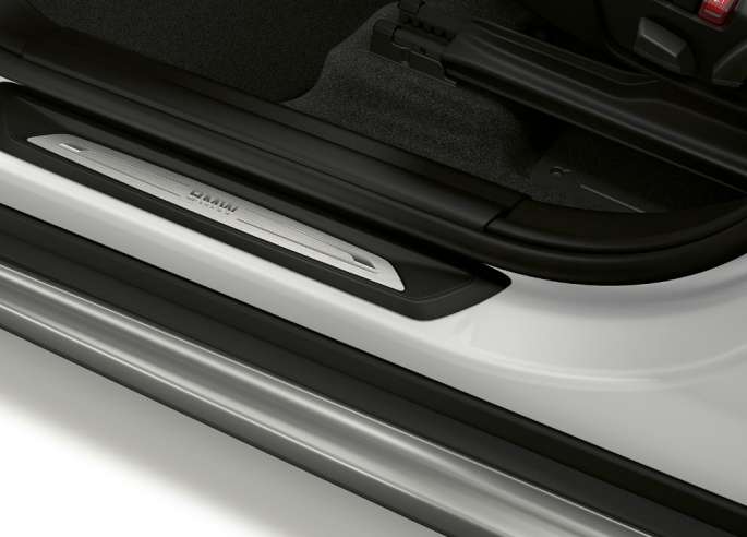 BMW X1, Versione xLine, listello battitacco BMW X1, Versione xLine, vista laterale con primo piano del listello battitacco