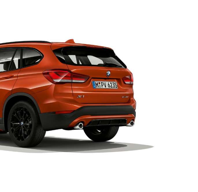 BMW X1, Versione Sport, vista posteriore a tre quarti BMW X1, Versione Sport, vista posteriore a tre quarti, ripresa in studio fotografico