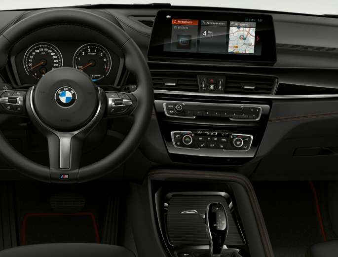 BMW X1, Versione Sport, interni F48 BMW X1, Versione Sport, interni con primo piano del cockpit F48