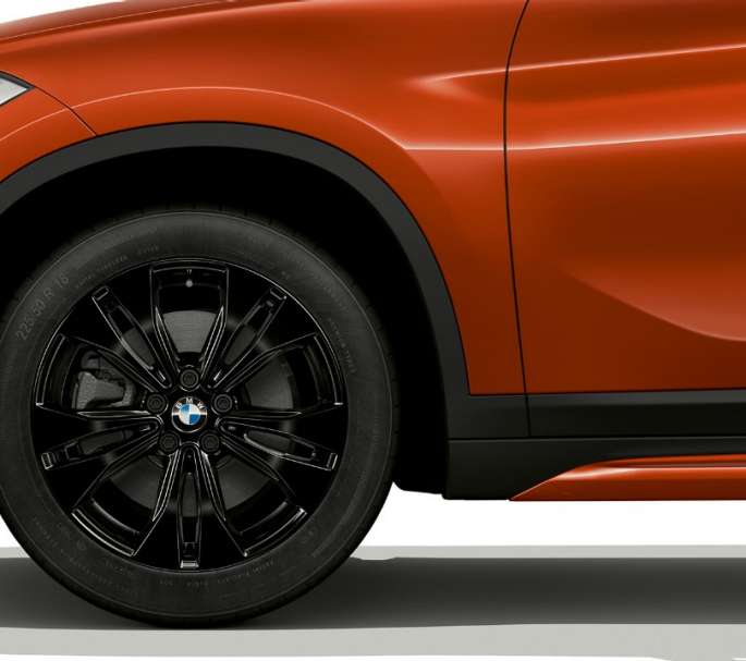 BMW X1, versione Sport, cerchio in lega leggera BMW X1, Versione Sport, vista laterale con primo piano del cerchio in lega leggera