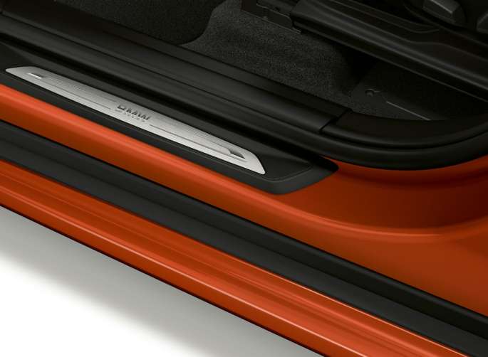 BMW X1, Versione Sport, listello battitacco BMW X1, Versione Sport, vista laterale con primo piano del listello battitacco
