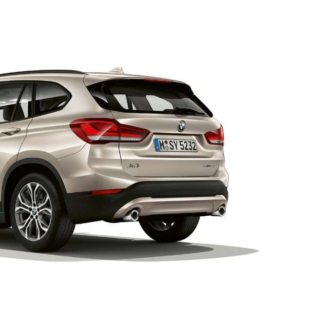 BMW X1, Versione Advantage, vista posteriore a tre quarti BMW X1, Versione Advantage, vista anteriore a tre quarti, ripresa in studio fotografico