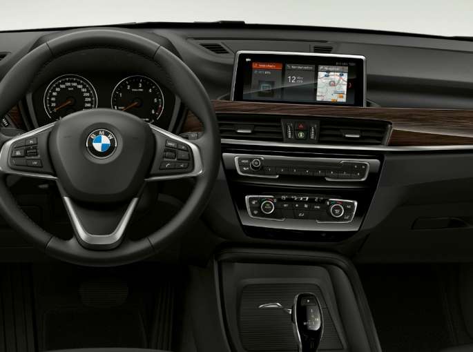 BMW X1, Versione Advantage, interni BMW X1, Versione Advantage, interni con primo piano del cockpit