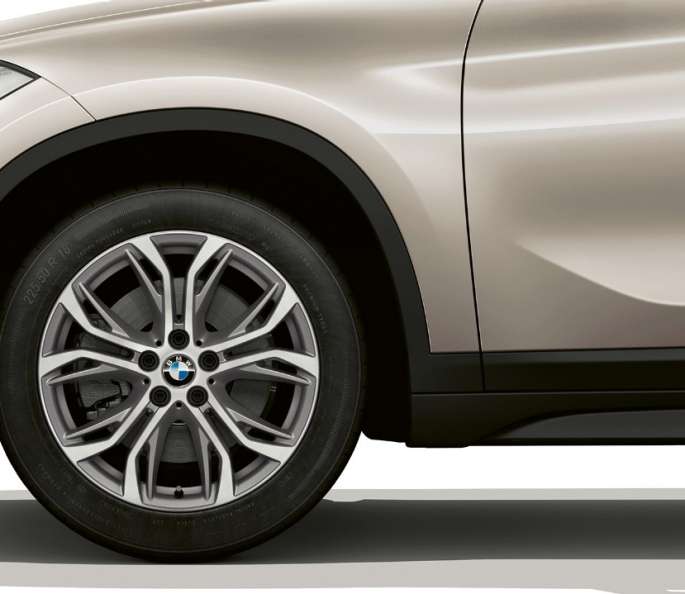 BMW X1, Versione Advantage, cerchio in lega leggera BMW X1, Versione Advantage, vista laterale con primo piano del cerchio in lega leggera