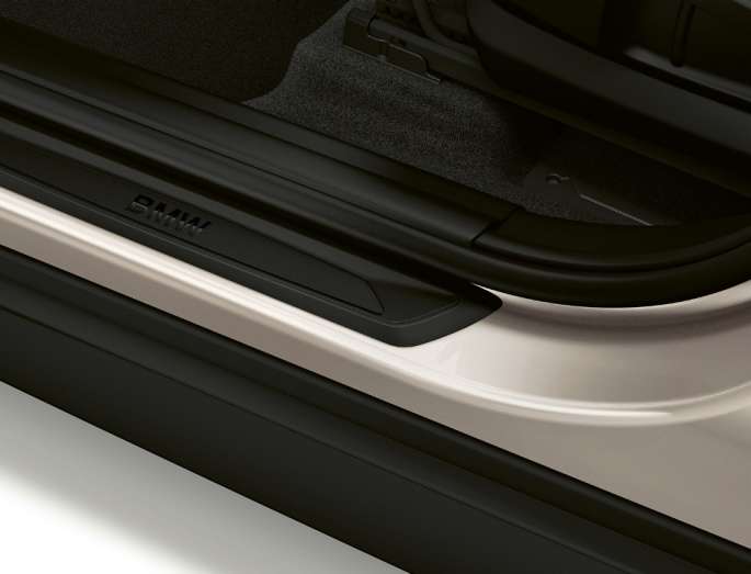 BMW X1, Versione Advantage, listello battitacco BMW X1, Versione Advantage, vista laterale con primo piano del listello battitacco