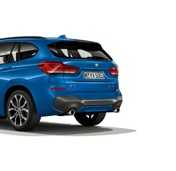 BMW X1, Versione M Sport, ripresa posteriore a tre quarti BMW X1, Versione M Sport, vista posteriore a tre quarti, ripresa in studio fotografico