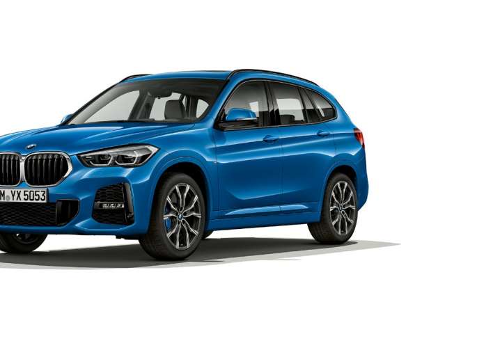 BMW X1, Versione M Sport, ripresa anteriore a tre quarti BMW X1, Versione M Sport, vista anteriore a tre quarti, ripresa in studio fotografico