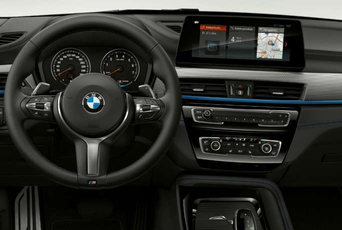 BMW X1, Versione M Sport, interni BMW X1, Versione M Sport, interni con primo piano del cockpit