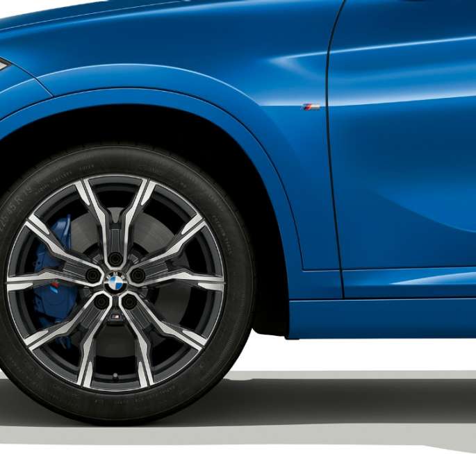 BMW X1, Versione M Sport, cerchio in lega leggera BMW X1, Versione M Sport, vista laterale con primo piano del cerchio in lega leggera