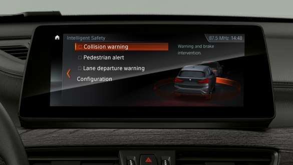 BMW X1, Driving Assistant Plus nel concetto di visualizzazione e gestione. F48 BMW X1, interni con primo piano del Driving Assistant Plus nel concetto di visualizzazione e gestione. F48
