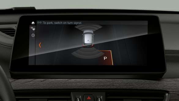 BMW X1, Park Assistant nel concetto di visualizzazione e gestione. F48 BMW X1, interni con primo piano del Driving Assistant Plus nel concetto di visualizzazione e gestione. F48