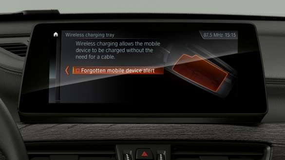 BMW X1, telefonia con Wireless Charging. F48 BMW X1, interni con primo piano del Driving Assistant Plus nel concetto di visualizzazione e gestione. F48