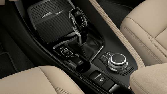 BMW X1, leva del cambio e consolle centrale. BMW X1, interni con primo piano della leva del cambio della consolle centrale.