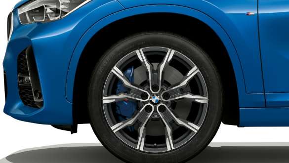 BMW X1, pinza freno a più pistoncini F48 BMW X1, vista laterale con primo piano sul cerchio da 19“ con freno sportivo M F48