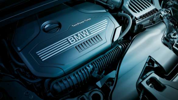 Motore BMW benzina a 4 cilindri TwinPower Turbo. F48 BMW X1, primo piano della motore benzina a 4 cilindri BMW TwinPower Turbo. F48