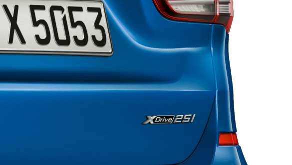 BMW X1, logo xDrive. F48 BMW X1, primo piano del logo xDrive posteriore. F48