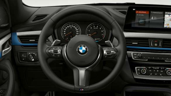 BMW X1, volante con multifunzione. F48 BMW X1, allestimento interno con pacchetto sportivo M e sterzo sportivo M. F48
