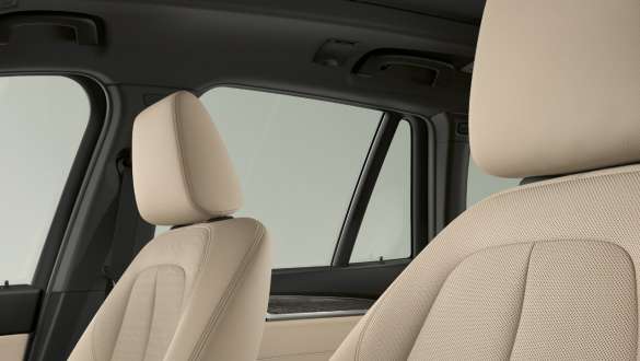 Pelle “Dakota” traforata | Oyster/profilo grigio. F48 BMW X1, allestimento interno con imbottitura in pelle “Dakota” traforata in Oyster/profilo grigio. F48