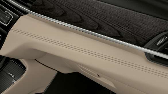 BMW X1, plancia strumenti con cucitura a contrasto. F48 BMW X1, allestimento interno con plancia strumenti con cucitura a contrasto. F48