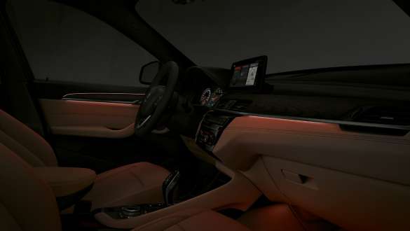 BMW X1, pacchetto luci F48 BMW X1, interni con pacchetto luci attivato. F48