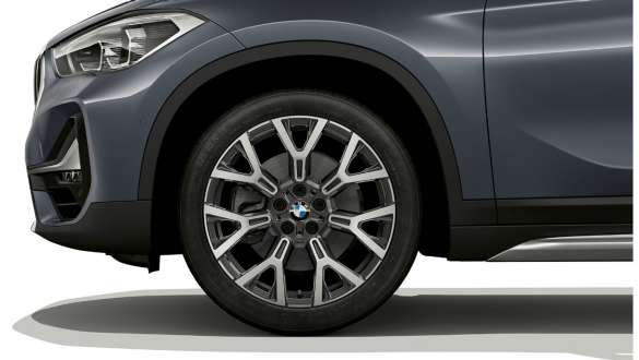 BMW X1, cerchio in lega leggera da 19”. F48 BMW X1, primo piano del cerchio in lega leggera da 19”. F48