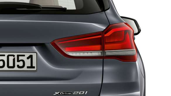 BMW X1, gruppi ottici posteriori con tecnologia LED. F48 BMW X1, primo piano dei gruppi ottici posteriori con tecnologia LED. F48