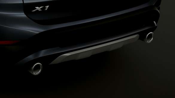 BMW X1 SUV, terminale di scarico. F48 BMW X1 SUV, primo piano del terminale di scarico. F48